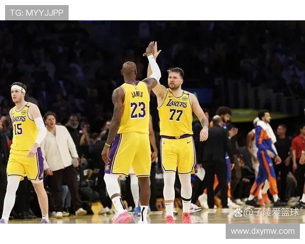 湖人迎战勇士激战四节 詹姆斯和库里对决掀起全场高潮