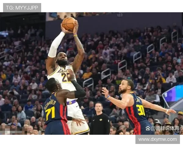 詹姆斯复出引领湖人逆转勇士,库里失误成关键,NBA赛季迎来新变局 詹姆斯复出引领湖人逆转勇士,库里失误成关键,NBA赛季迎来新变局